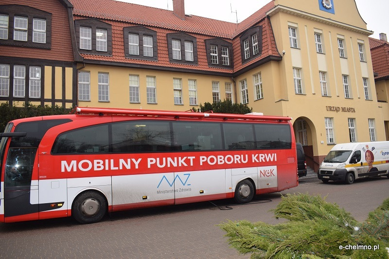 Punkt honorowego krwiodawstwa przed Urzędem Miasta Chełmna