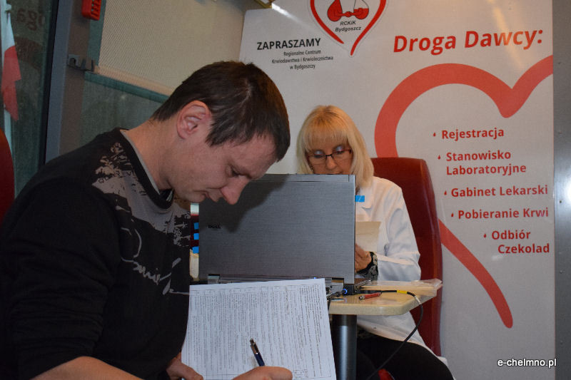 Punkt honorowego krwiodawstwa przed Urzędem Miasta Chełmna