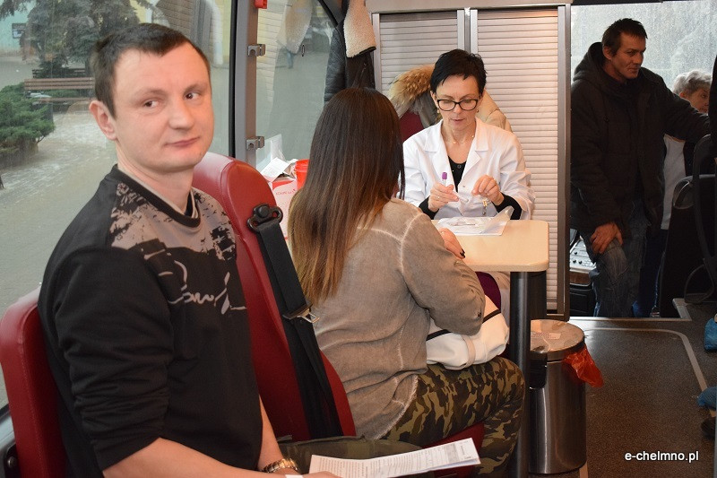 Punkt honorowego krwiodawstwa przed Urzędem Miasta Chełmna