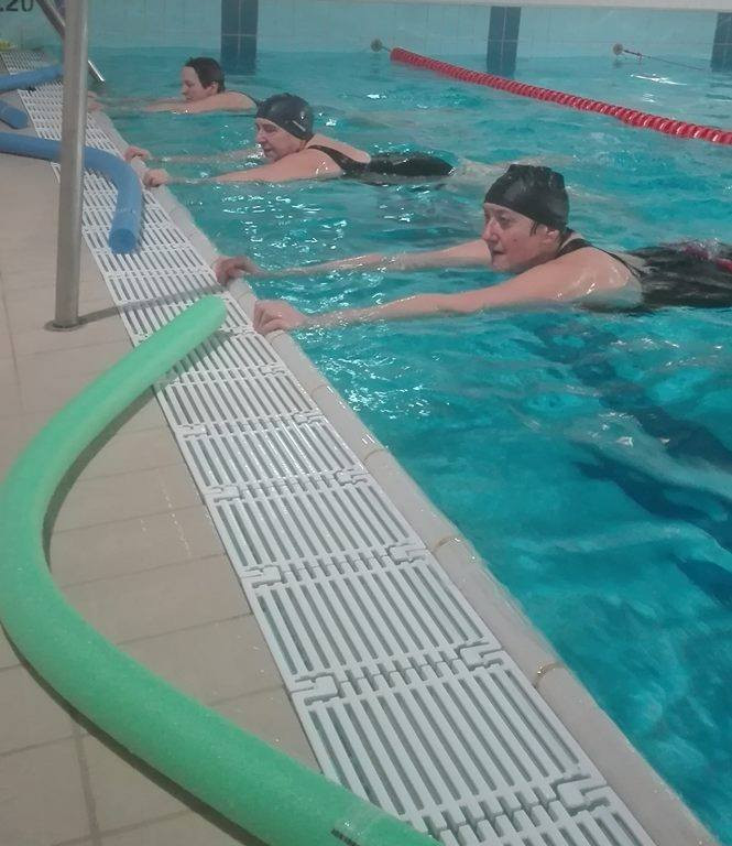 Relacja z zajęć nauki pływania dla seniorów zorganizowanej przez LGD Chełmno i Stowarzyszenie Porozumienie Chełmińskie