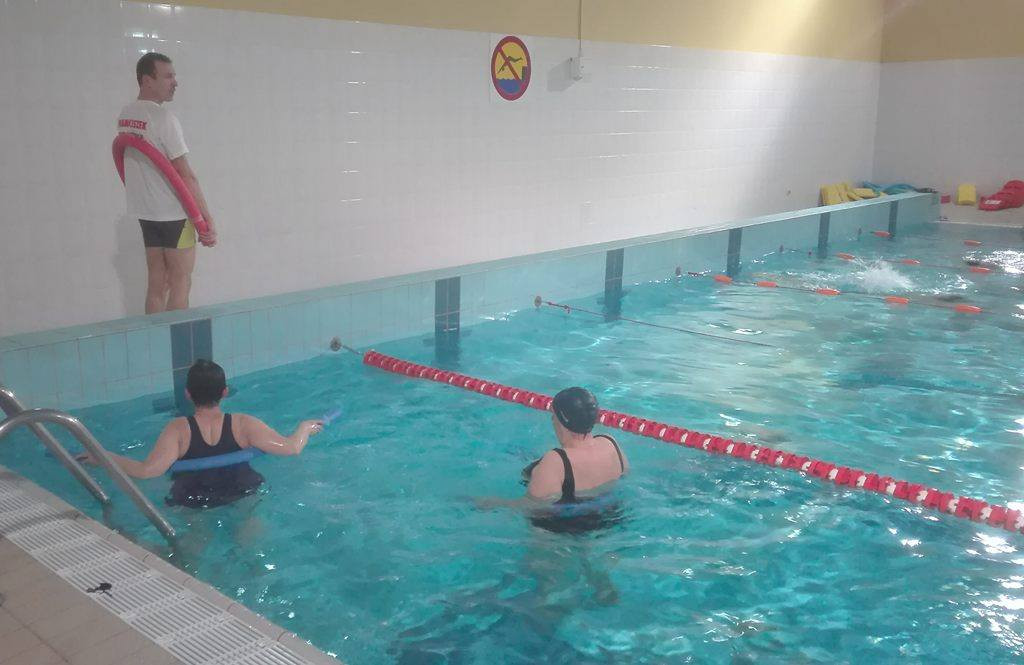 Relacja z zajęć nauki pływania dla seniorów zorganizowanej przez LGD Chełmno i Stowarzyszenie Porozumienie Chełmińskie