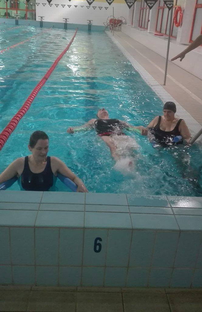 Relacja z zajęć nauki pływania dla seniorów zorganizowanej przez LGD Chełmno i Stowarzyszenie Porozumienie Chełmińskie