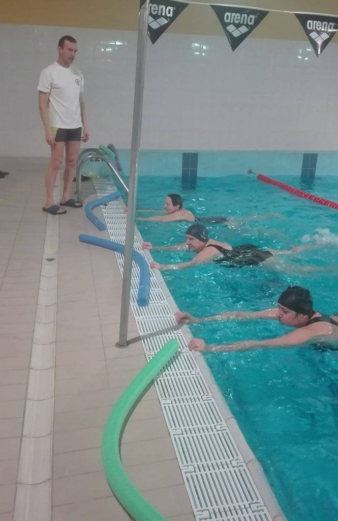 Relacja z zajęć nauki pływania dla seniorów zorganizowanej przez LGD Chełmno i Stowarzyszenie Porozumienie Chełmińskie