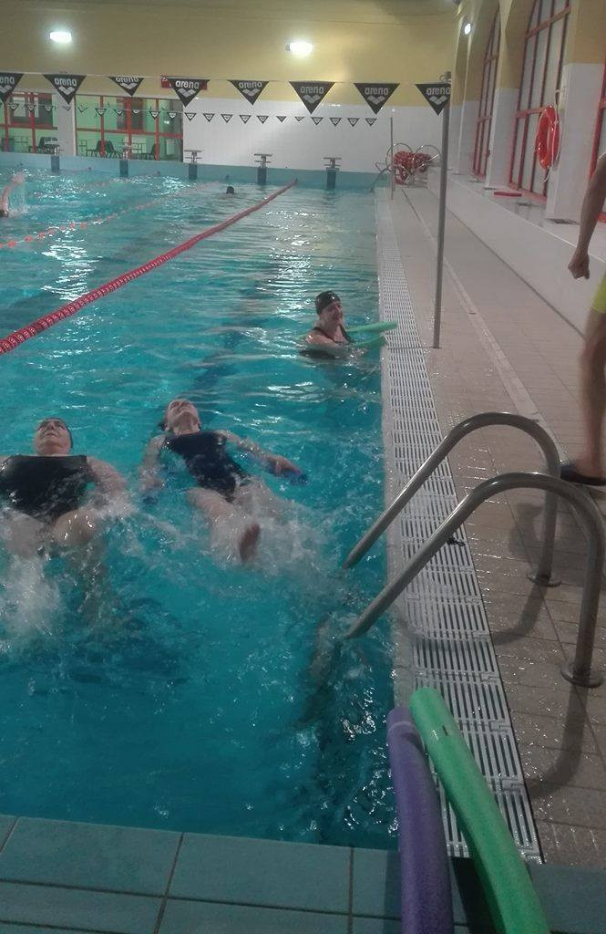 Relacja z zajęć nauki pływania dla seniorów zorganizowanej przez LGD Chełmno i Stowarzyszenie Porozumienie Chełmińskie