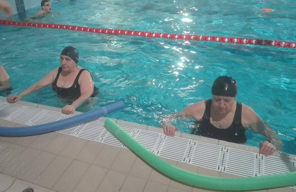 Relacja z zajęć nauki pływania dla seniorów zorganizowanej przez LGD Chełmno i Stowarzyszenie Porozumienie Chełmińskie