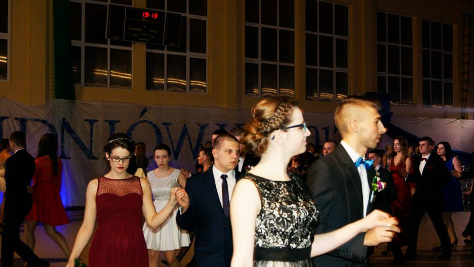 Wspomnienia ze studniówki uczniów Zespołu Szkół Centrum Kształcenia Praktycznego z Grubna