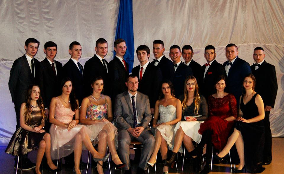 Wspomnienia ze studniówki uczniów Zespołu Szkół Centrum Kształcenia Praktycznego z Grubna