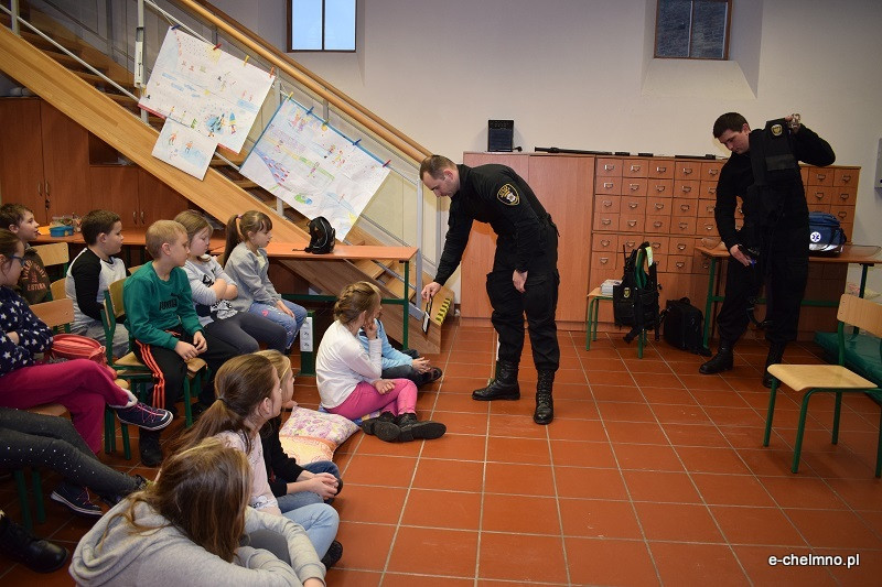 Przedstawiciele Straży Miejskiej w Szkole Podstawowej nr 2