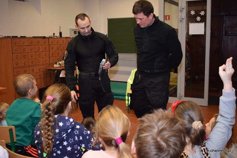 Przedstawiciele Straży Miejskiej w Szkole Podstawowej nr 2