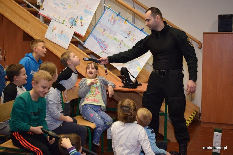 Przedstawiciele Straży Miejskiej w Szkole Podstawowej nr 2