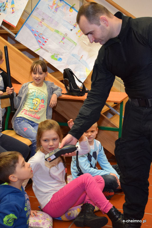Przedstawiciele Straży Miejskiej w Szkole Podstawowej nr 2