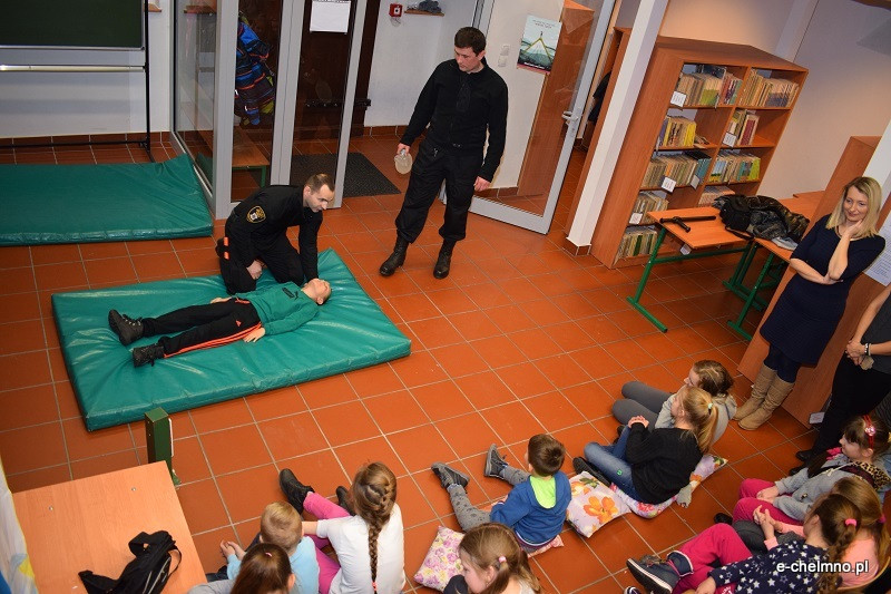 Przedstawiciele Straży Miejskiej w Szkole Podstawowej nr 2