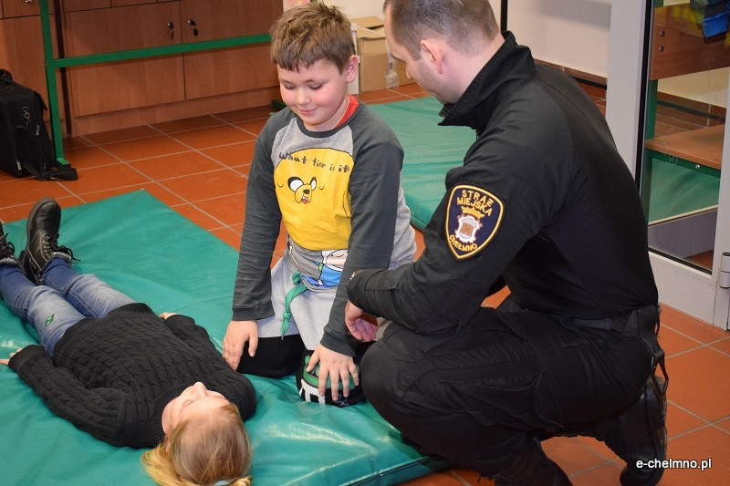 Przedstawiciele Straży Miejskiej w Szkole Podstawowej nr 2