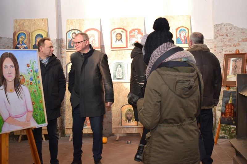 Wernisaż wystawy prac plastycznych Uniwersytetu Trzeciego Wieku w kościele św. Jakuba i Mikołaja