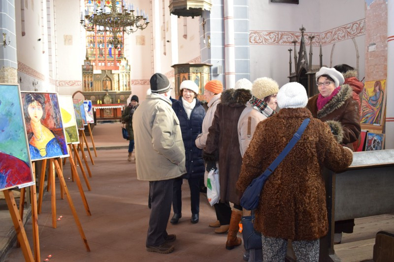 Wernisaż wystawy prac plastycznych Uniwersytetu Trzeciego Wieku w kościele św. Jakuba i Mikołaja