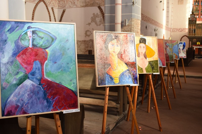 Wernisaż wystawy prac plastycznych Uniwersytetu Trzeciego Wieku w kościele św. Jakuba i Mikołaja