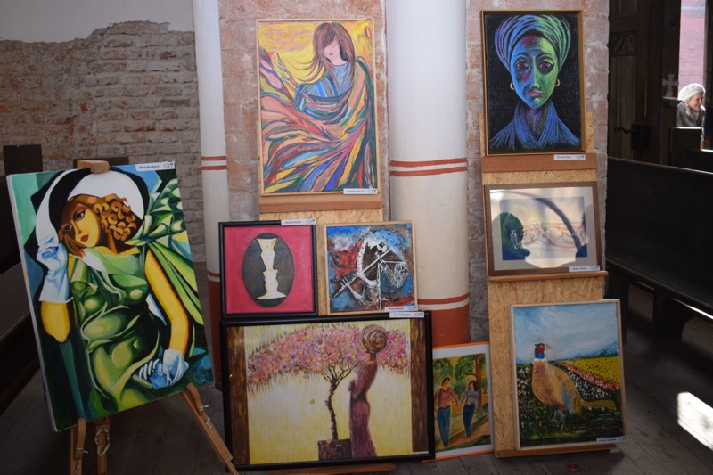 Wernisaż wystawy prac plastycznych Uniwersytetu Trzeciego Wieku w kościele św. Jakuba i Mikołaja