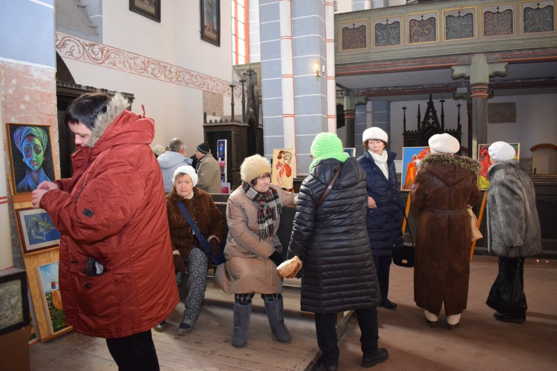 Wernisaż wystawy prac plastycznych Uniwersytetu Trzeciego Wieku w kościele św. Jakuba i Mikołaja