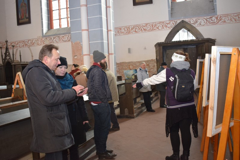 Wernisaż wystawy prac plastycznych Uniwersytetu Trzeciego Wieku w kościele św. Jakuba i Mikołaja