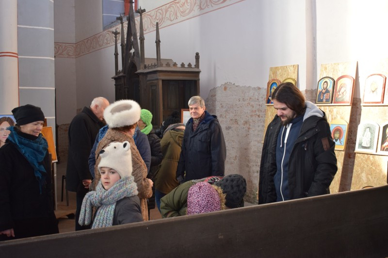 Wernisaż wystawy prac plastycznych Uniwersytetu Trzeciego Wieku w kościele św. Jakuba i Mikołaja