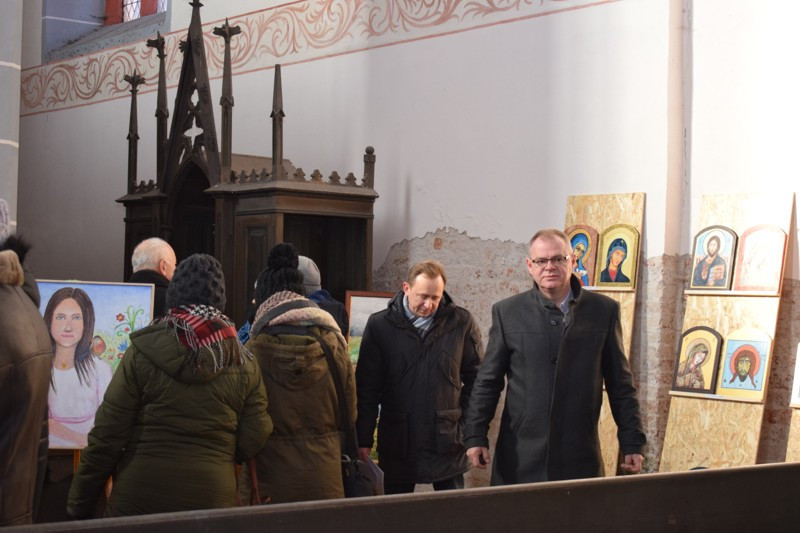 Wernisaż wystawy prac plastycznych Uniwersytetu Trzeciego Wieku w kościele św. Jakuba i Mikołaja