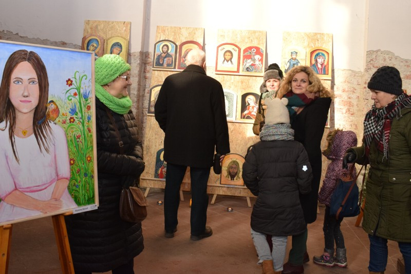 Wernisaż wystawy prac plastycznych Uniwersytetu Trzeciego Wieku w kościele św. Jakuba i Mikołaja