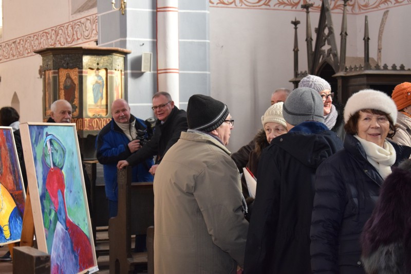 Wernisaż wystawy prac plastycznych Uniwersytetu Trzeciego Wieku w kościele św. Jakuba i Mikołaja