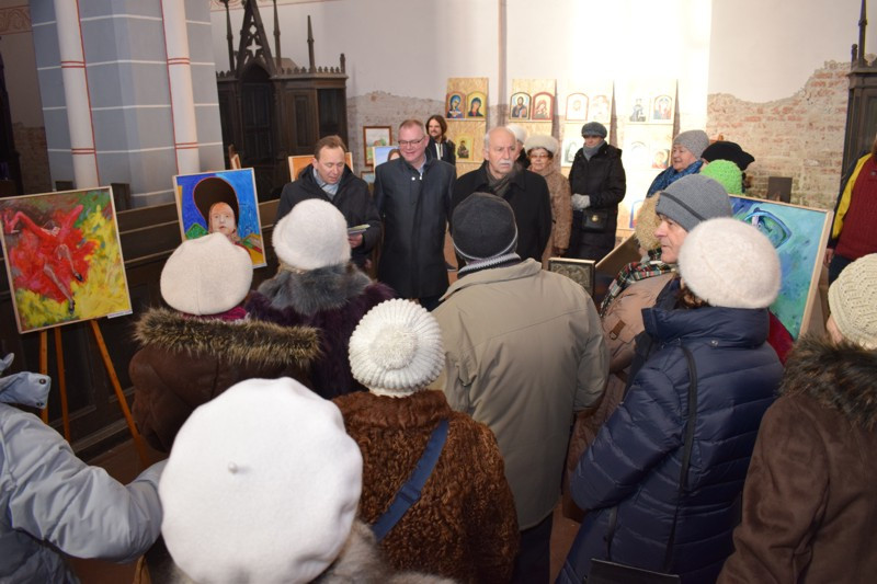 Wernisaż wystawy prac plastycznych Uniwersytetu Trzeciego Wieku w kościele św. Jakuba i Mikołaja