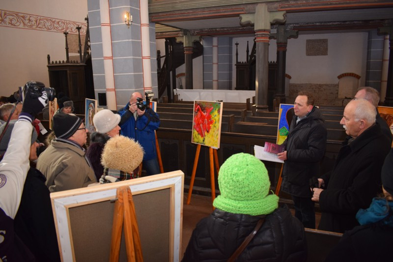 Wernisaż wystawy prac plastycznych Uniwersytetu Trzeciego Wieku w kościele św. Jakuba i Mikołaja