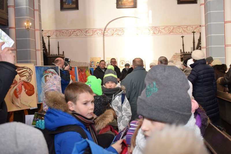 Wernisaż wystawy prac plastycznych Uniwersytetu Trzeciego Wieku w kościele św. Jakuba i Mikołaja