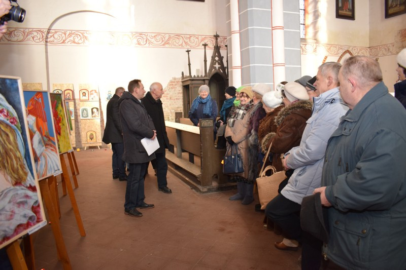 Wernisaż wystawy prac plastycznych Uniwersytetu Trzeciego Wieku w kościele św. Jakuba i Mikołaja