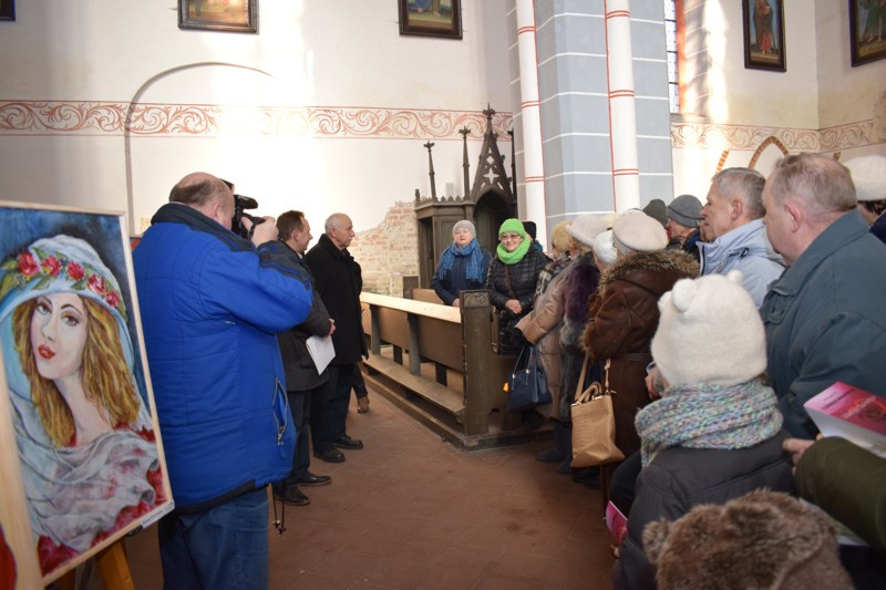 Wernisaż wystawy prac plastycznych Uniwersytetu Trzeciego Wieku w kościele św. Jakuba i Mikołaja