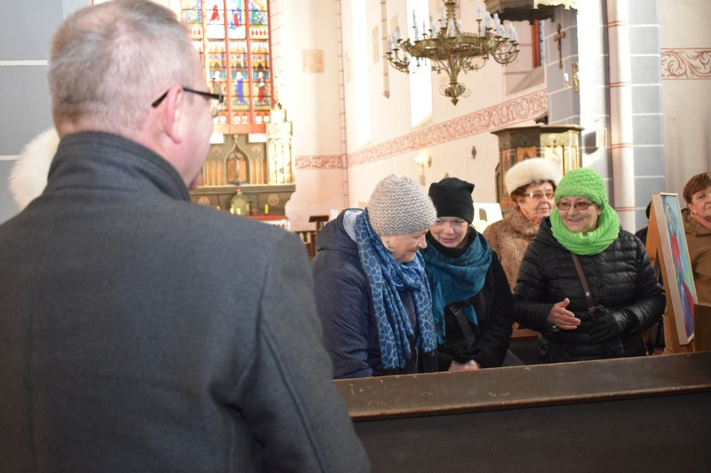 Wernisaż wystawy prac plastycznych Uniwersytetu Trzeciego Wieku w kościele św. Jakuba i Mikołaja