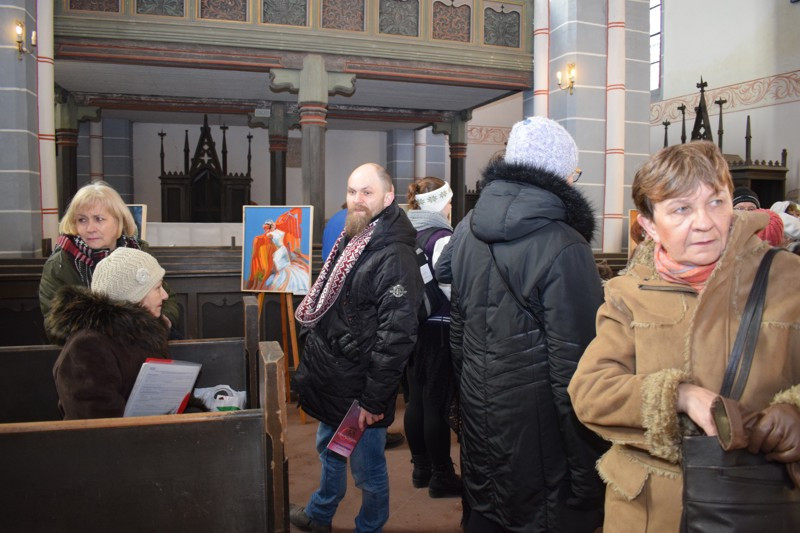Wernisaż wystawy prac plastycznych Uniwersytetu Trzeciego Wieku w kościele św. Jakuba i Mikołaja