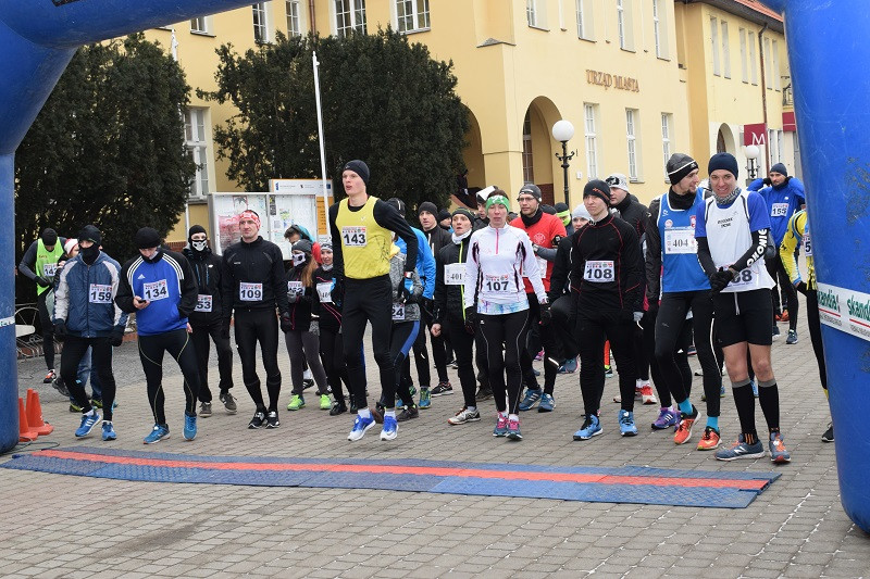 Dekoracja i nagrody dla uczestników imprezy: ?Idziemy i Biegniemy w Mieście Zakochanych?