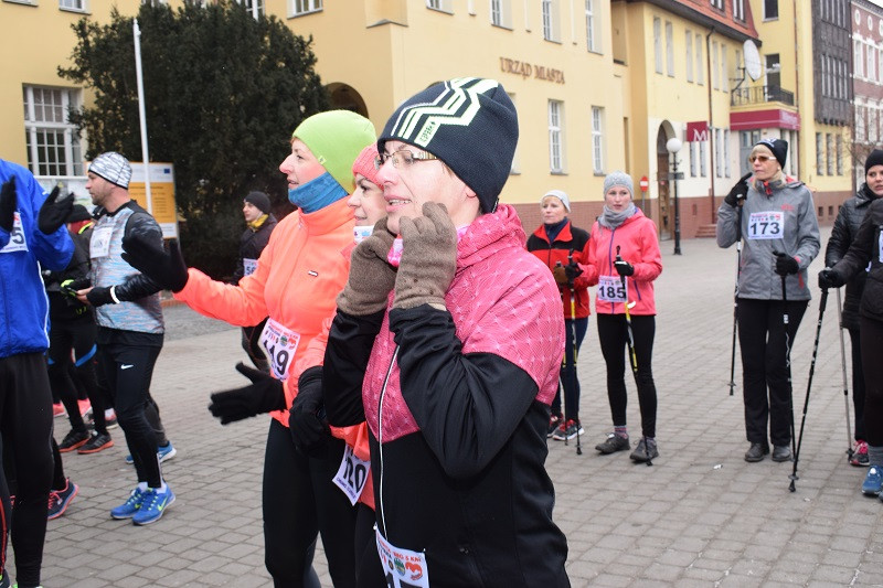 Dekoracja i nagrody dla uczestników imprezy: ?Idziemy i Biegniemy w Mieście Zakochanych?