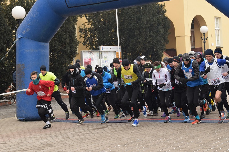 Dekoracja i nagrody dla uczestników imprezy: ?Idziemy i Biegniemy w Mieście Zakochanych?