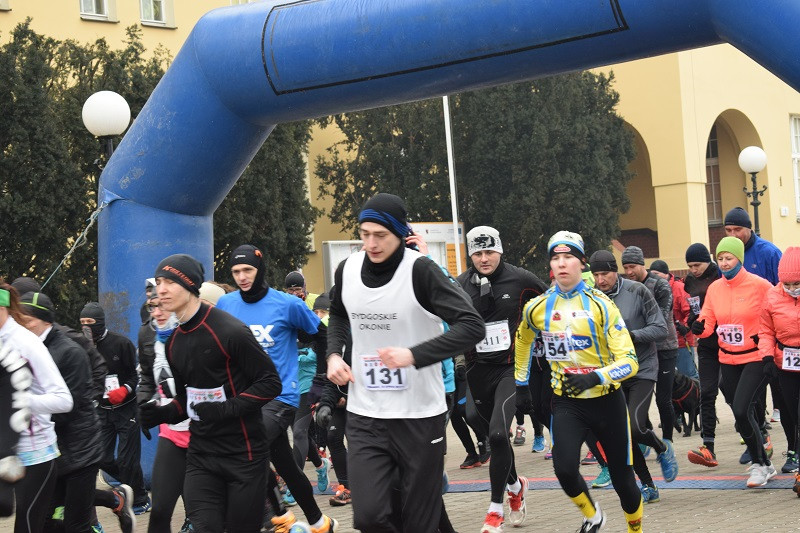 Dekoracja i nagrody dla uczestników imprezy: ?Idziemy i Biegniemy w Mieście Zakochanych?