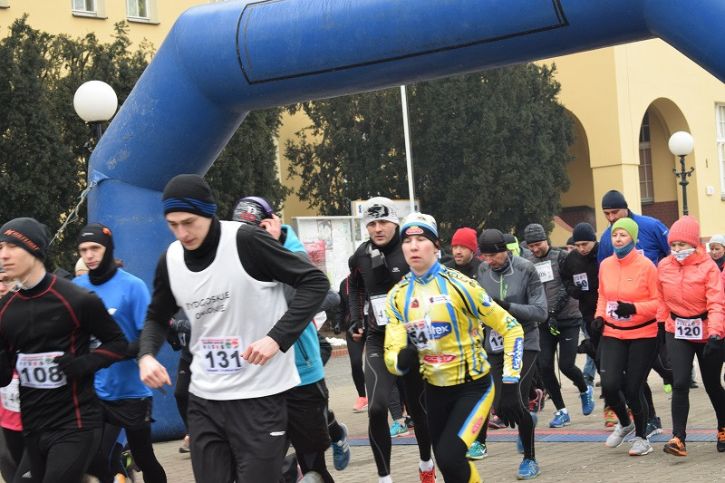 Dekoracja i nagrody dla uczestników imprezy: ?Idziemy i Biegniemy w Mieście Zakochanych?