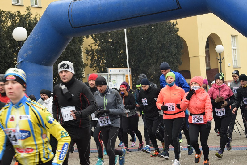 Dekoracja i nagrody dla uczestników imprezy: ?Idziemy i Biegniemy w Mieście Zakochanych?