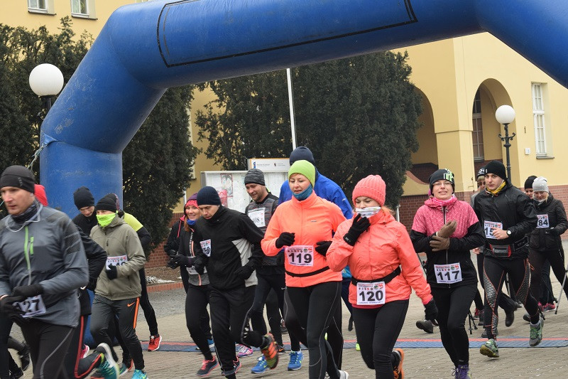 Dekoracja i nagrody dla uczestników imprezy: ?Idziemy i Biegniemy w Mieście Zakochanych?