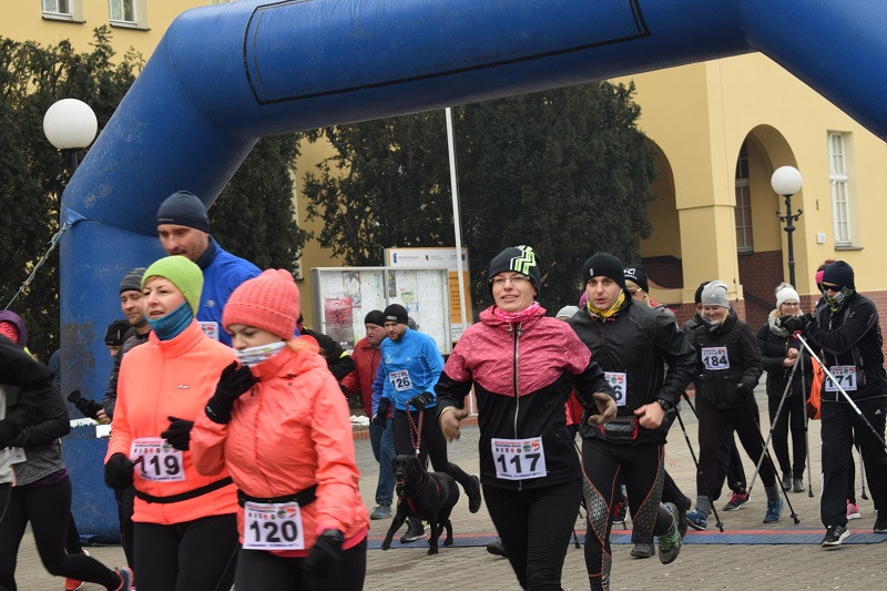 Dekoracja i nagrody dla uczestników imprezy: ?Idziemy i Biegniemy w Mieście Zakochanych?