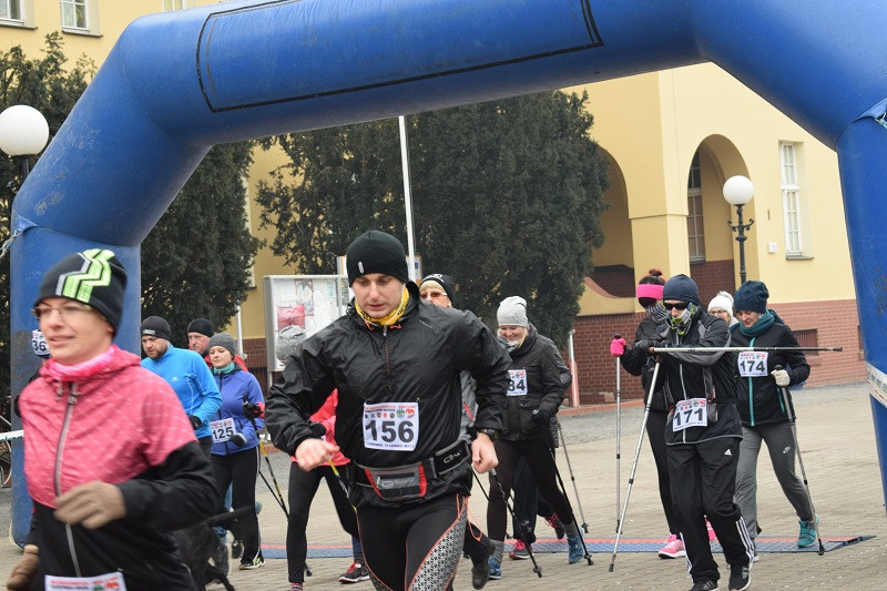 Dekoracja i nagrody dla uczestników imprezy: ?Idziemy i Biegniemy w Mieście Zakochanych?