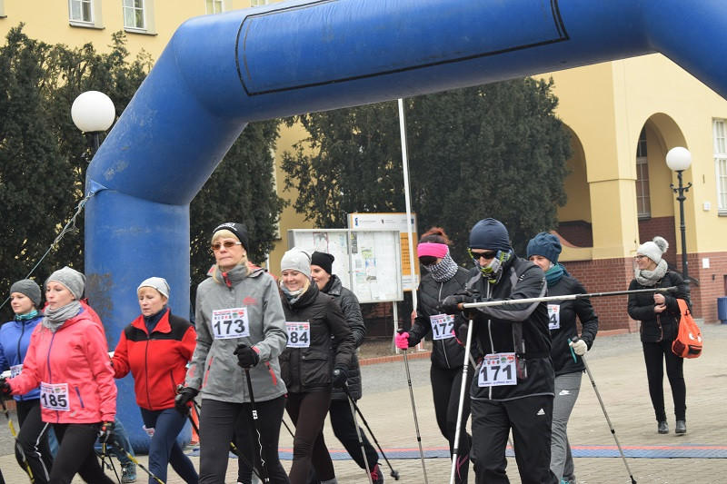 Dekoracja i nagrody dla uczestników imprezy: ?Idziemy i Biegniemy w Mieście Zakochanych?