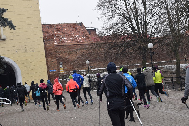 Dekoracja i nagrody dla uczestników imprezy: ?Idziemy i Biegniemy w Mieście Zakochanych?