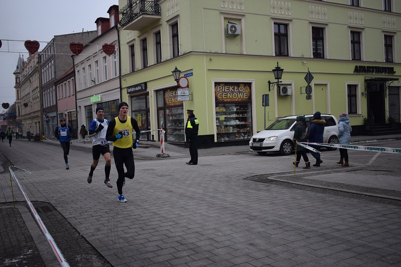 Dekoracja i nagrody dla uczestników imprezy: ?Idziemy i Biegniemy w Mieście Zakochanych?