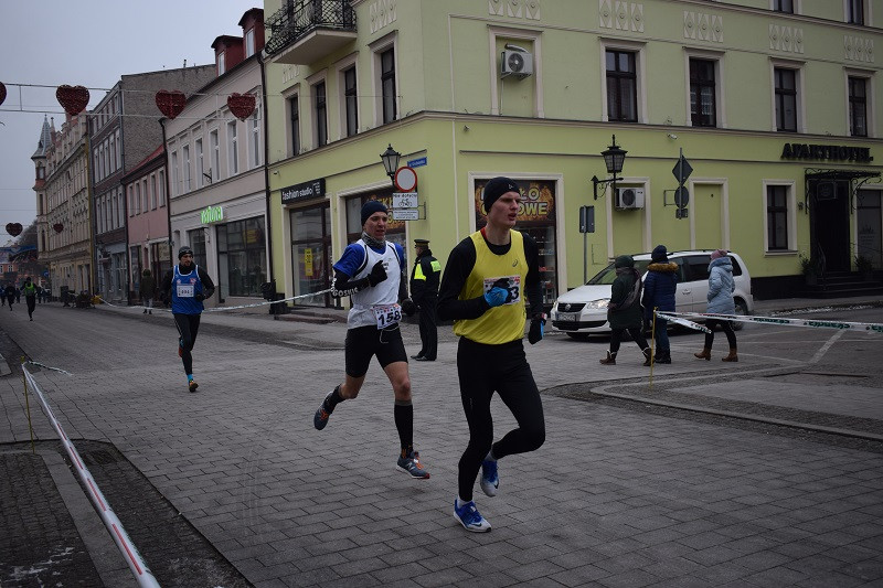 Dekoracja i nagrody dla uczestników imprezy: ?Idziemy i Biegniemy w Mieście Zakochanych?