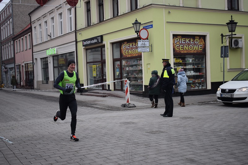 Dekoracja i nagrody dla uczestników imprezy: ?Idziemy i Biegniemy w Mieście Zakochanych?