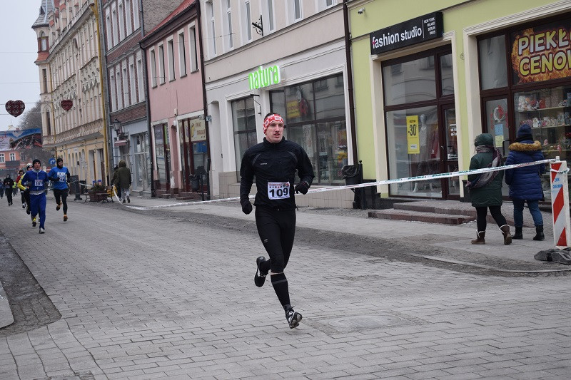 Dekoracja i nagrody dla uczestników imprezy: ?Idziemy i Biegniemy w Mieście Zakochanych?