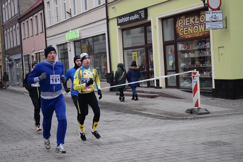 Dekoracja i nagrody dla uczestników imprezy: ?Idziemy i Biegniemy w Mieście Zakochanych?